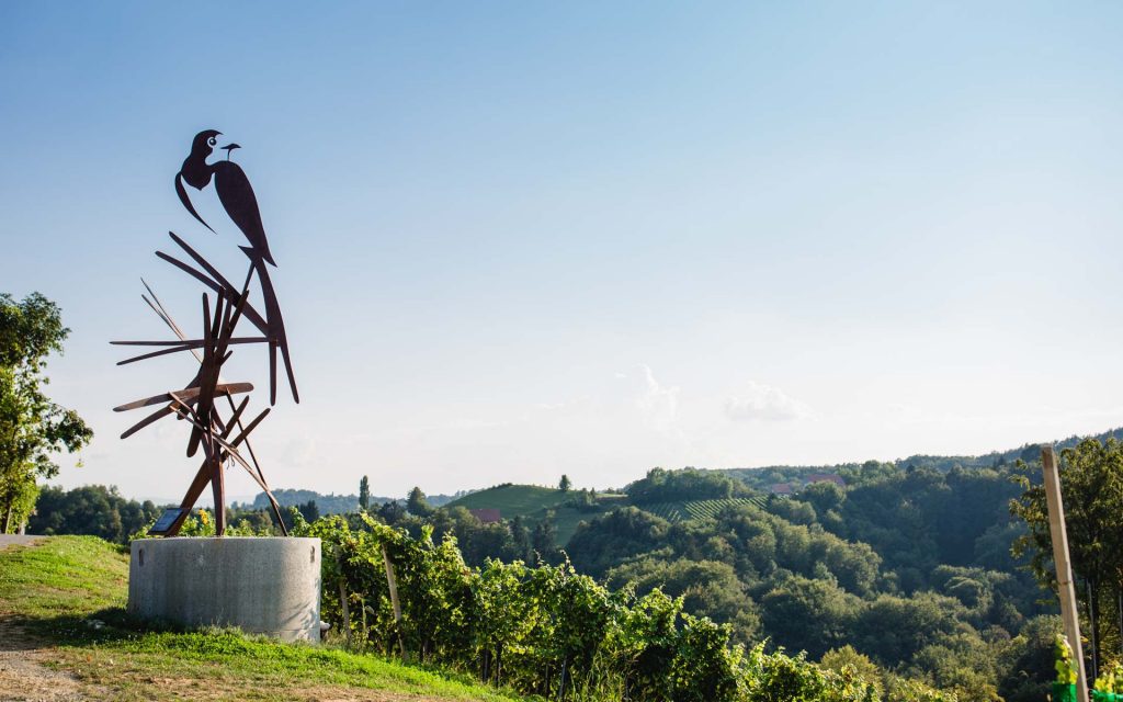 Das Schwalben-Kunstwerk beim Weingut Pongratz - Foto © Karin Bergmann