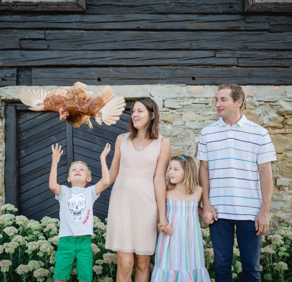 Familie mit Henne, Weingut Pongratz - Foto © Helmut Bolesch
