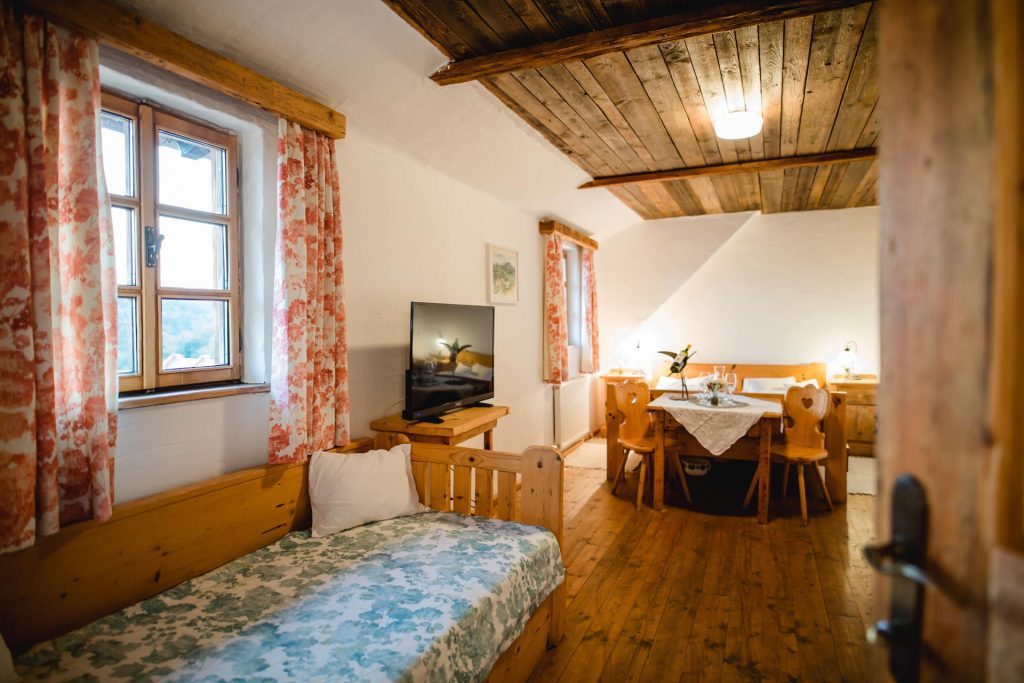 Gästezimmer mit drei Betten, Übersicht, Weingut Pongratz - Foto © Karin Bergmann