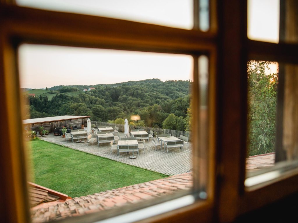 Blick aus dem Fenster eines Gästezimmers, Weingut Pongratz - Foto © Karin Bergmann