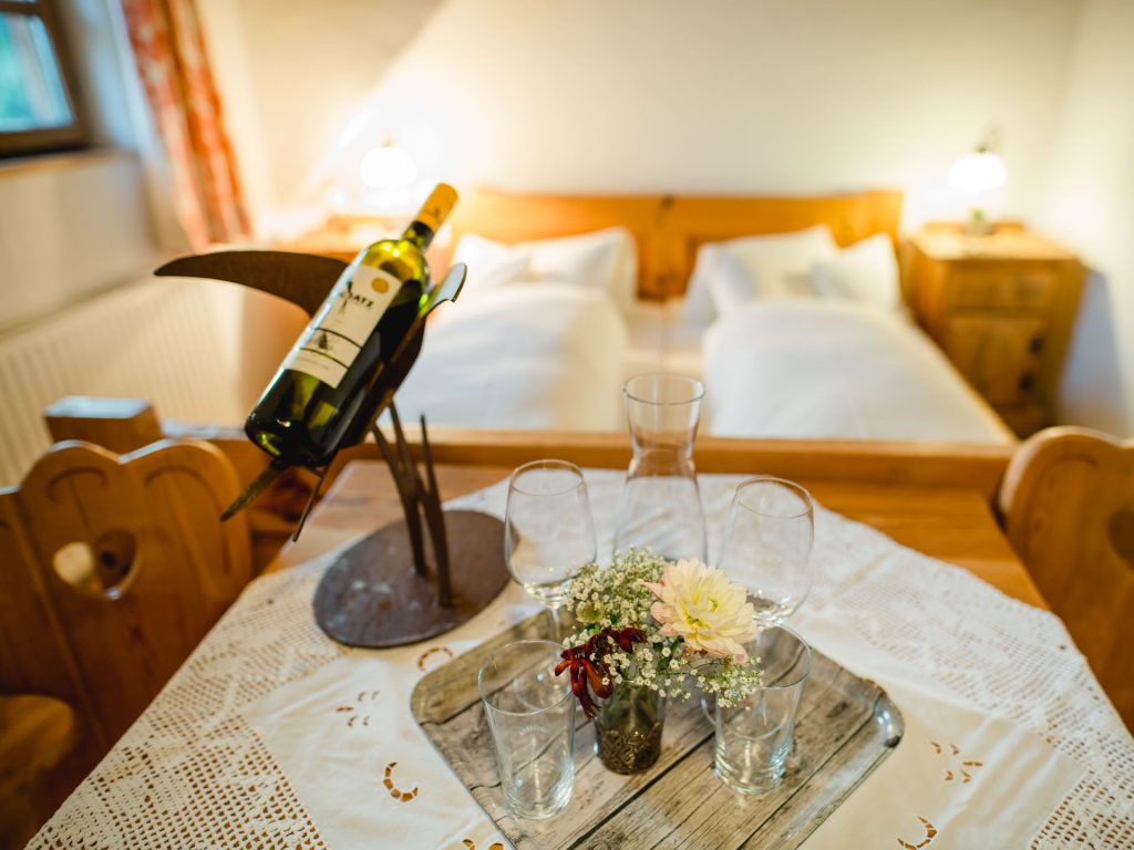 Weinflasche im Gästezimmer, Weingut Pongratz - Foto © Karin Bergmann