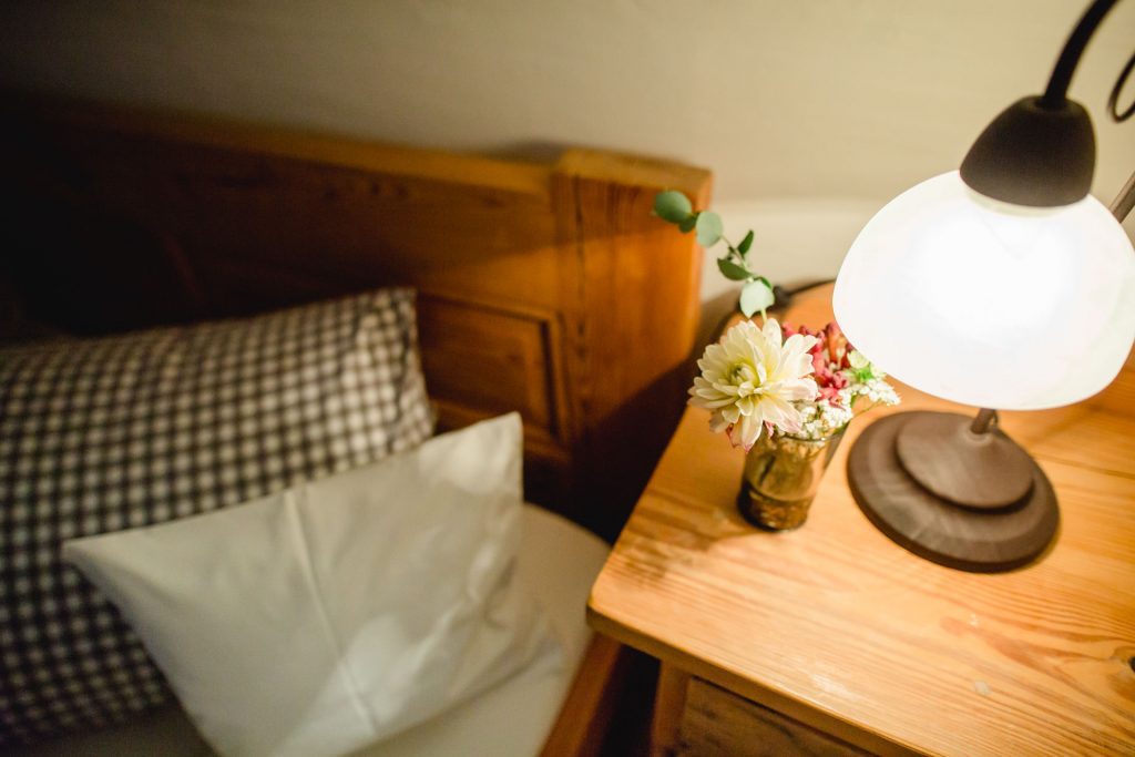 Nachtkästchen im Gästezimmer, Weingut Pongratz - Foto © Karin Bergmann