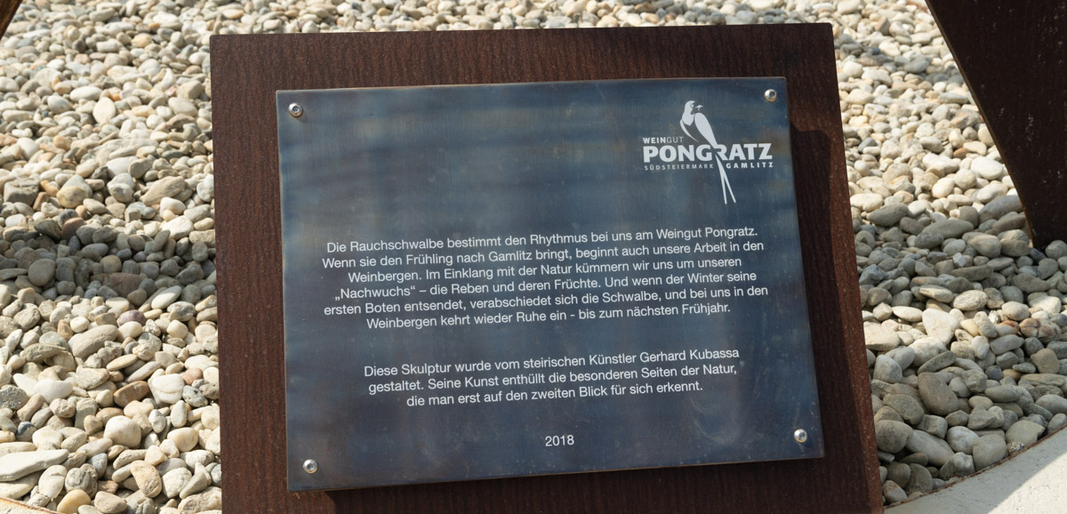 Text zur Schwalben-Statue, Weingut Pongratz - Foto © Andreas Amschl